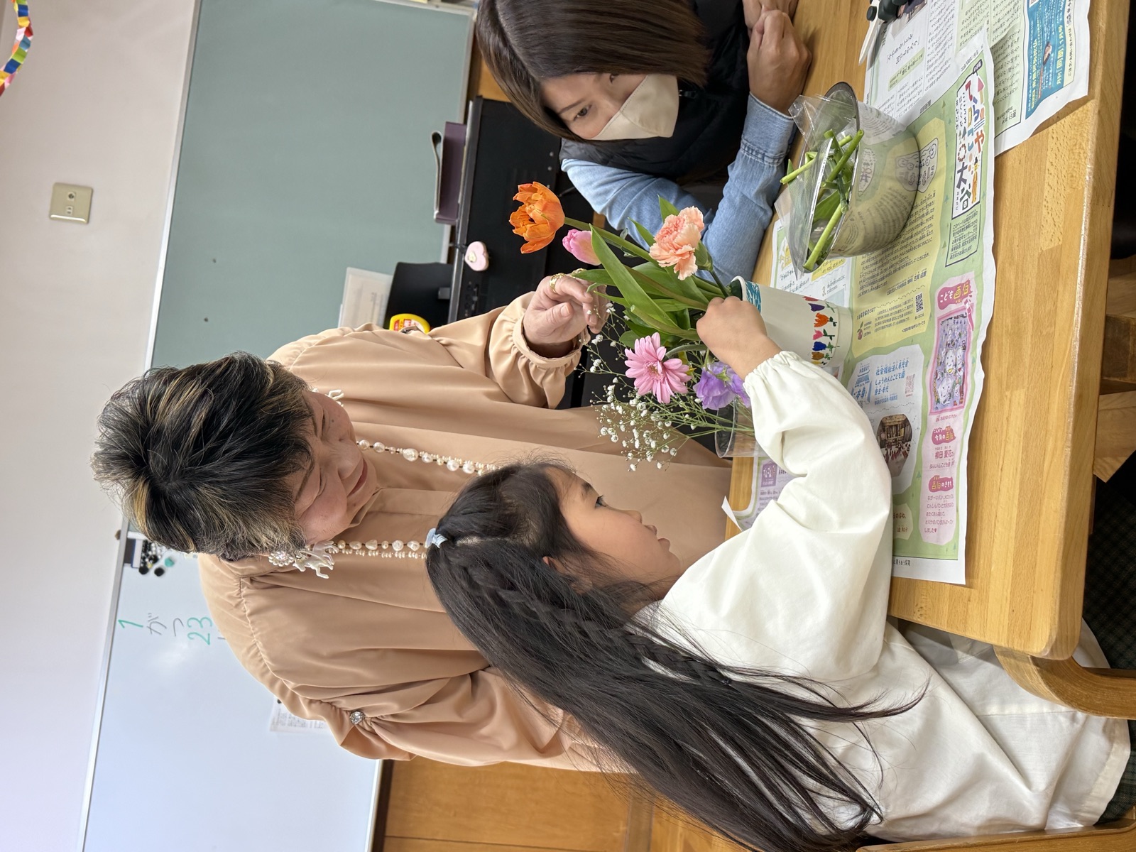子どもと一緒に花を活ける親子いけばな