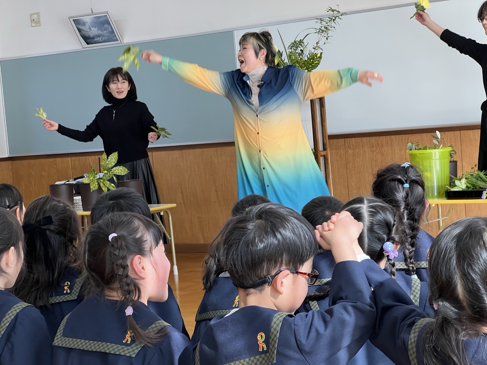 小学校での子供いけばな出張教室