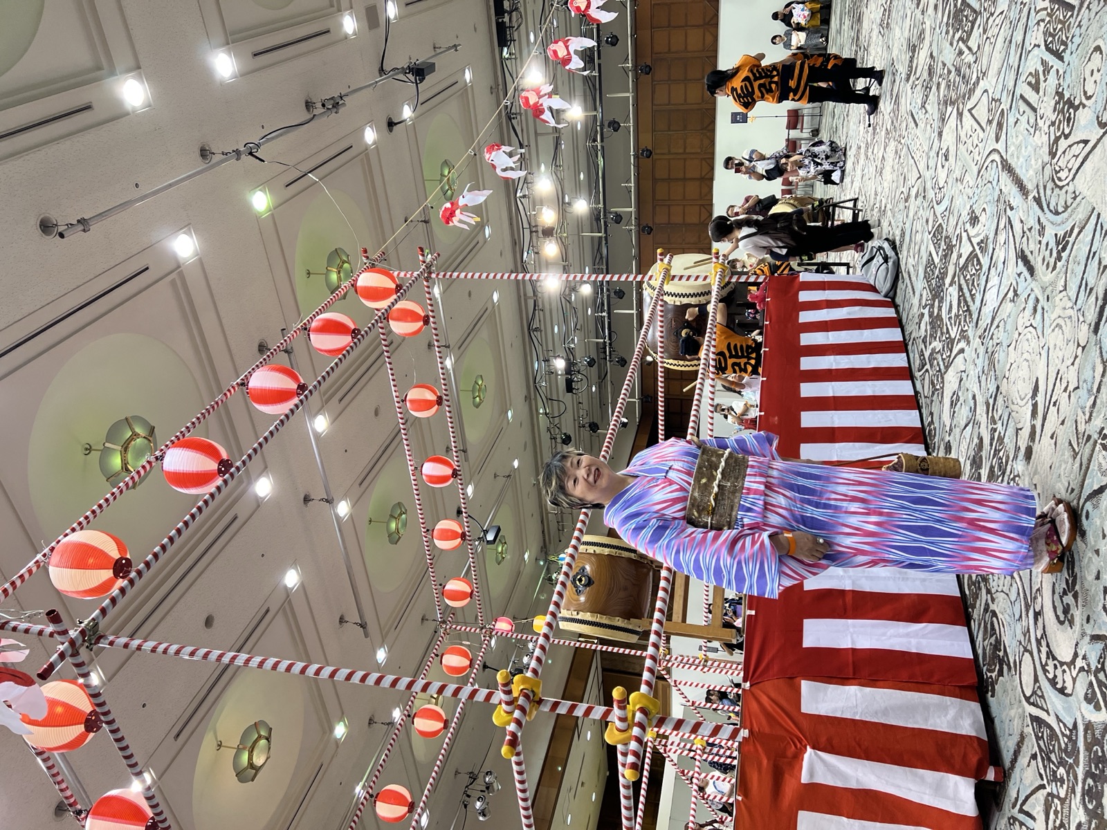 お祭りの櫓の前で