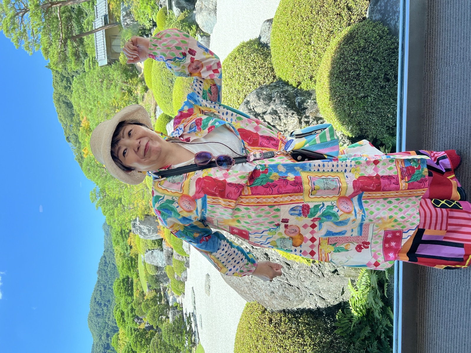 総柄ジャケットで庭にて