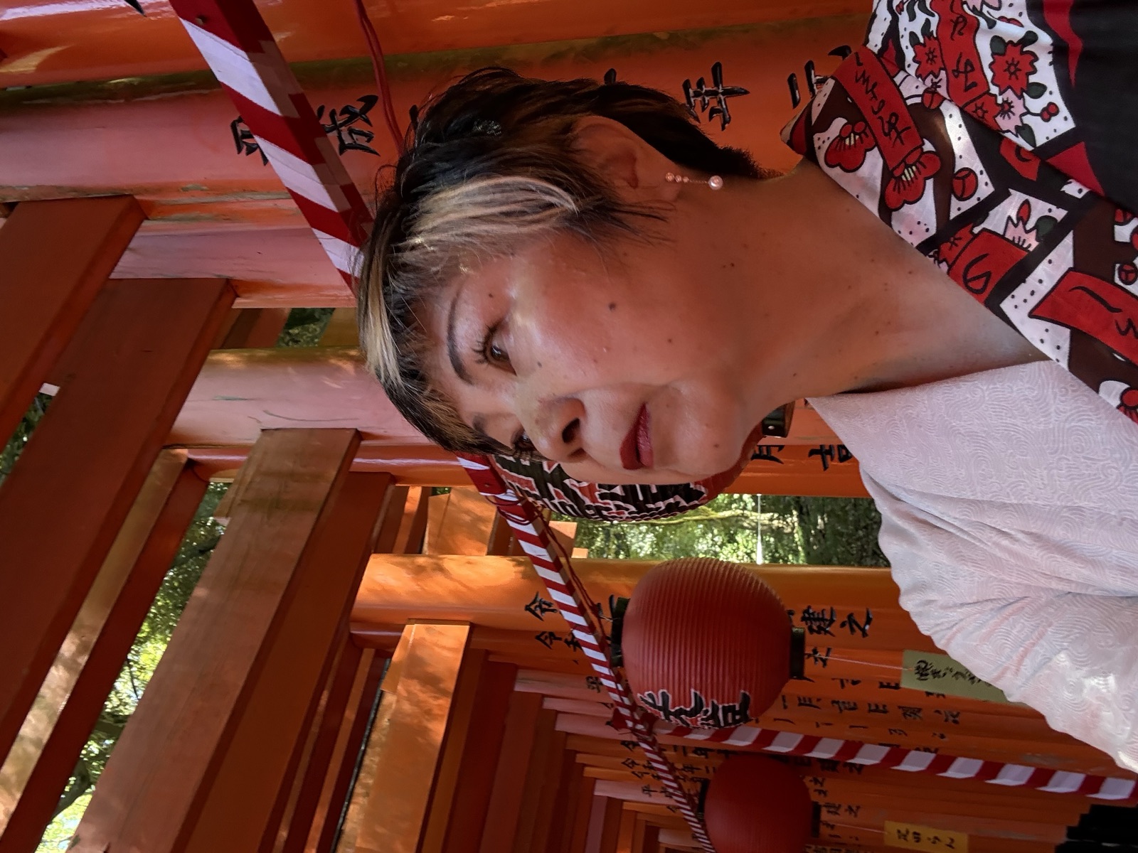 鳥居の前で