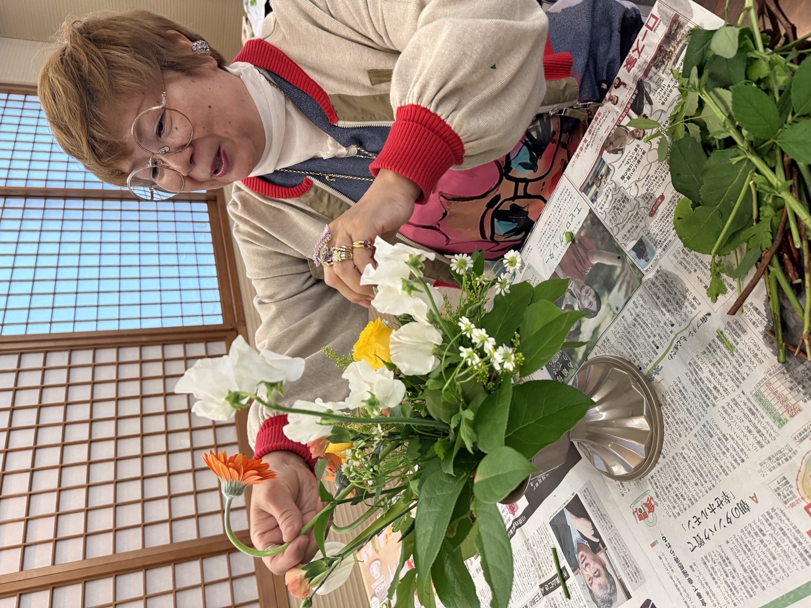 講師がレッスンで花を活けている様子
