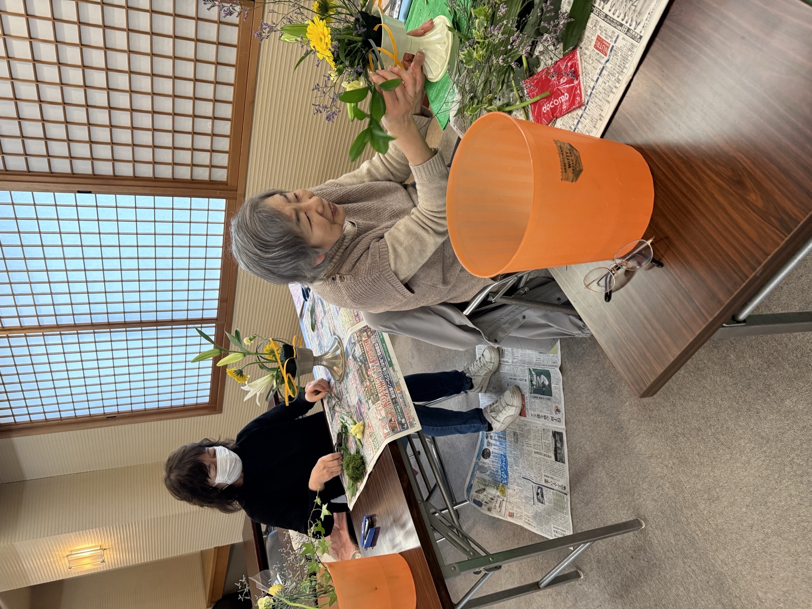生徒様が花を活けている様子
