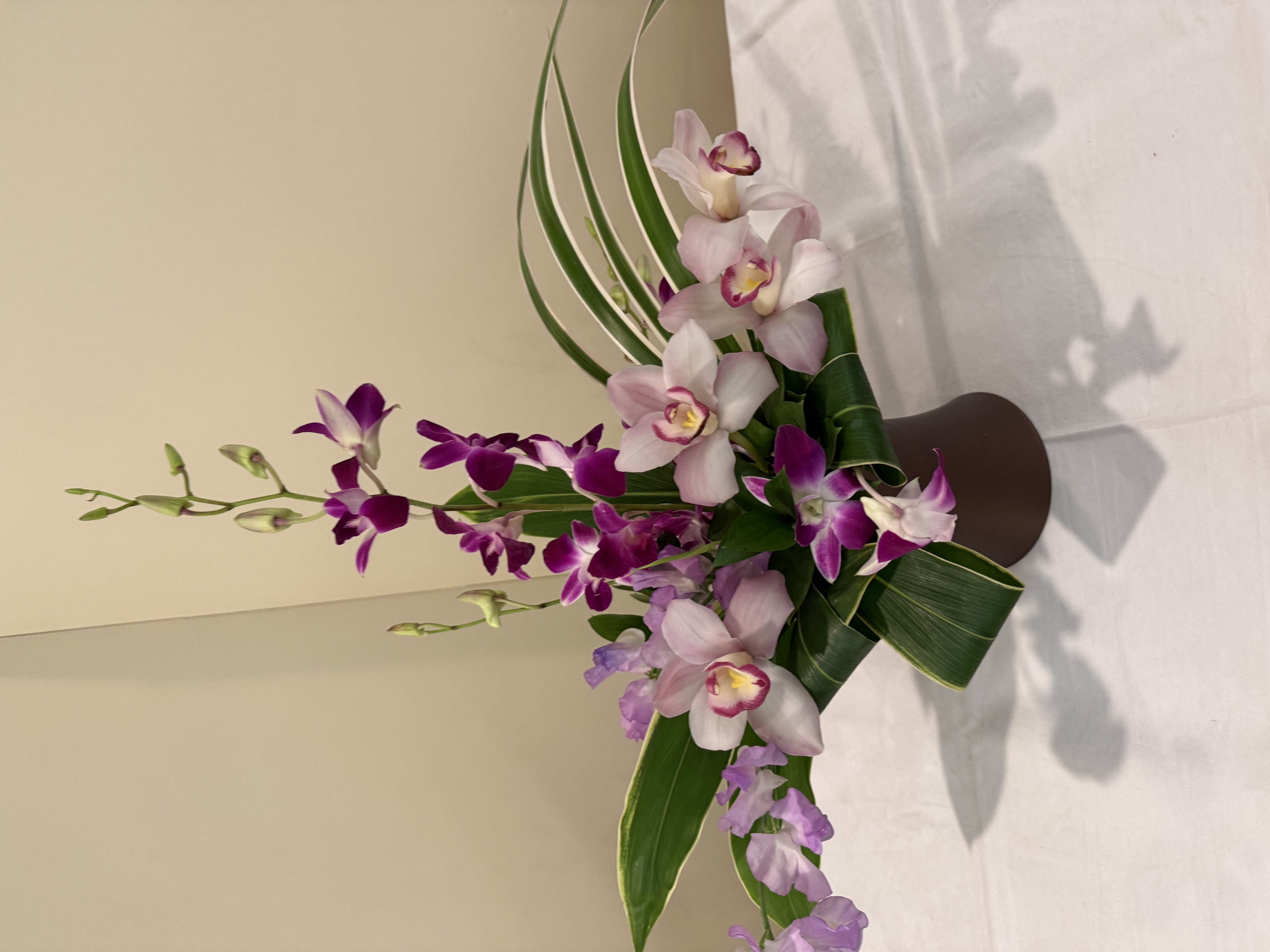 紫のランを使ったモダンな花作品
