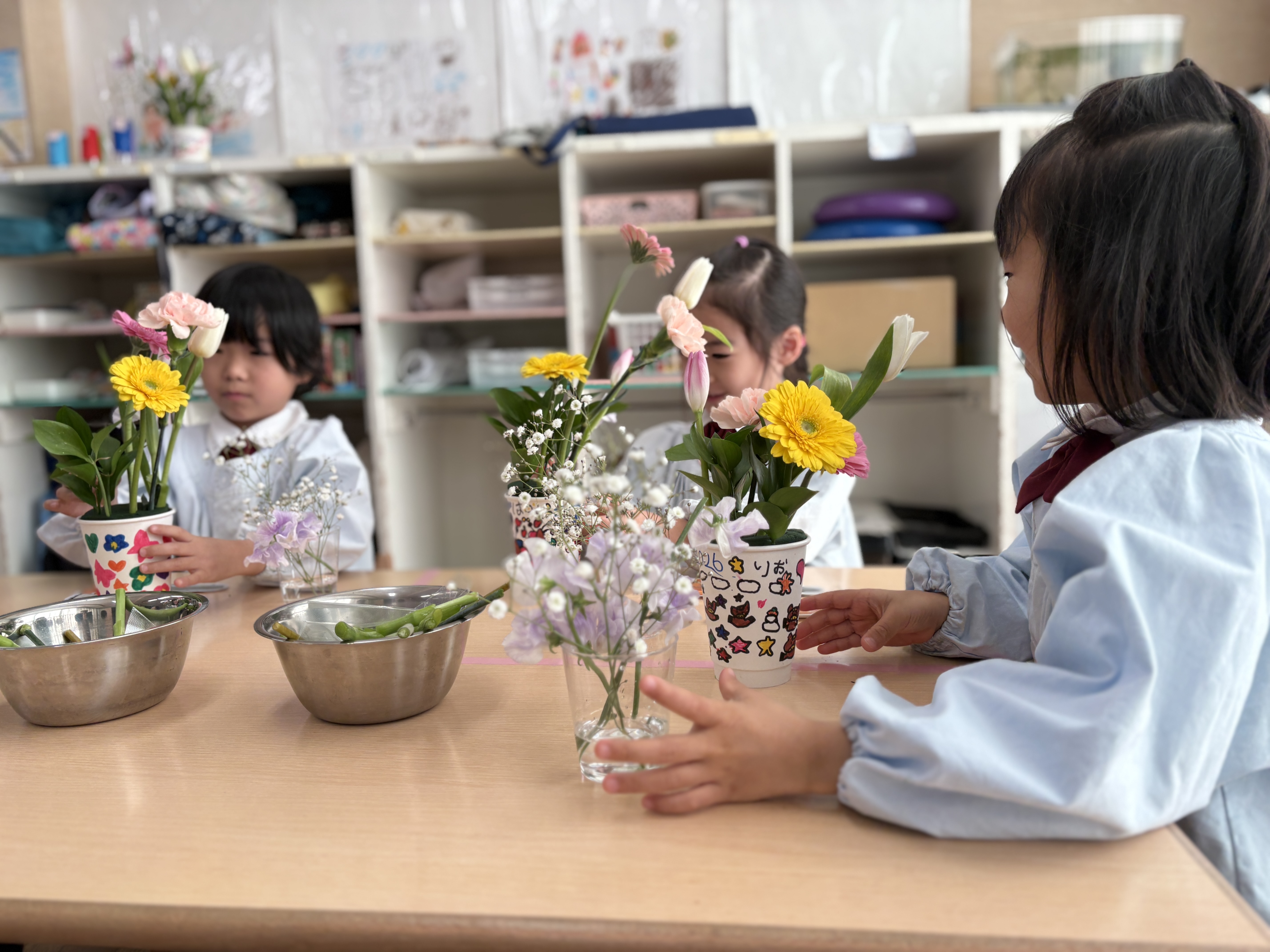 園児の一日体験で花を活ける様子