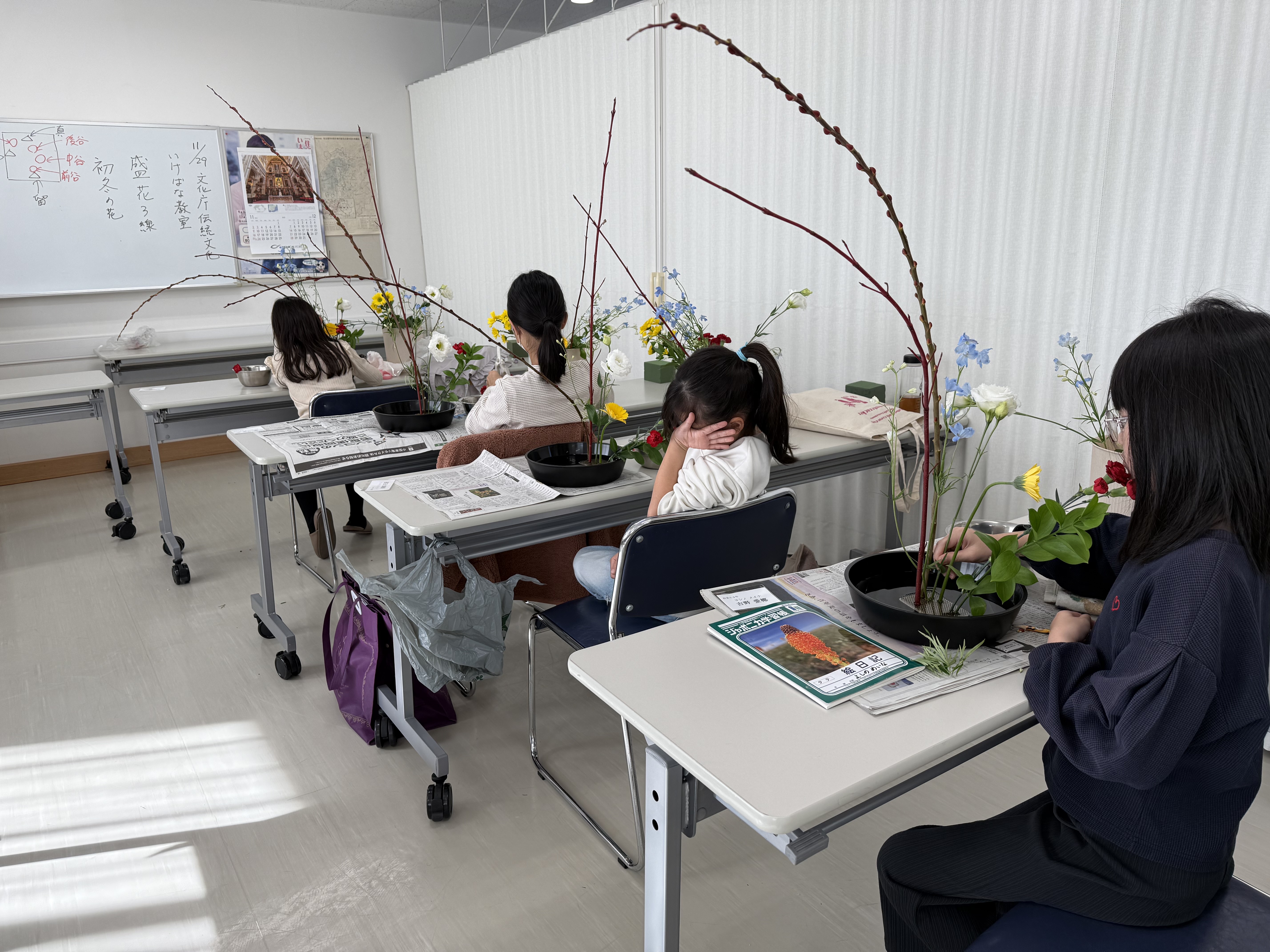 菊園教室で花を活けるレッスン風景